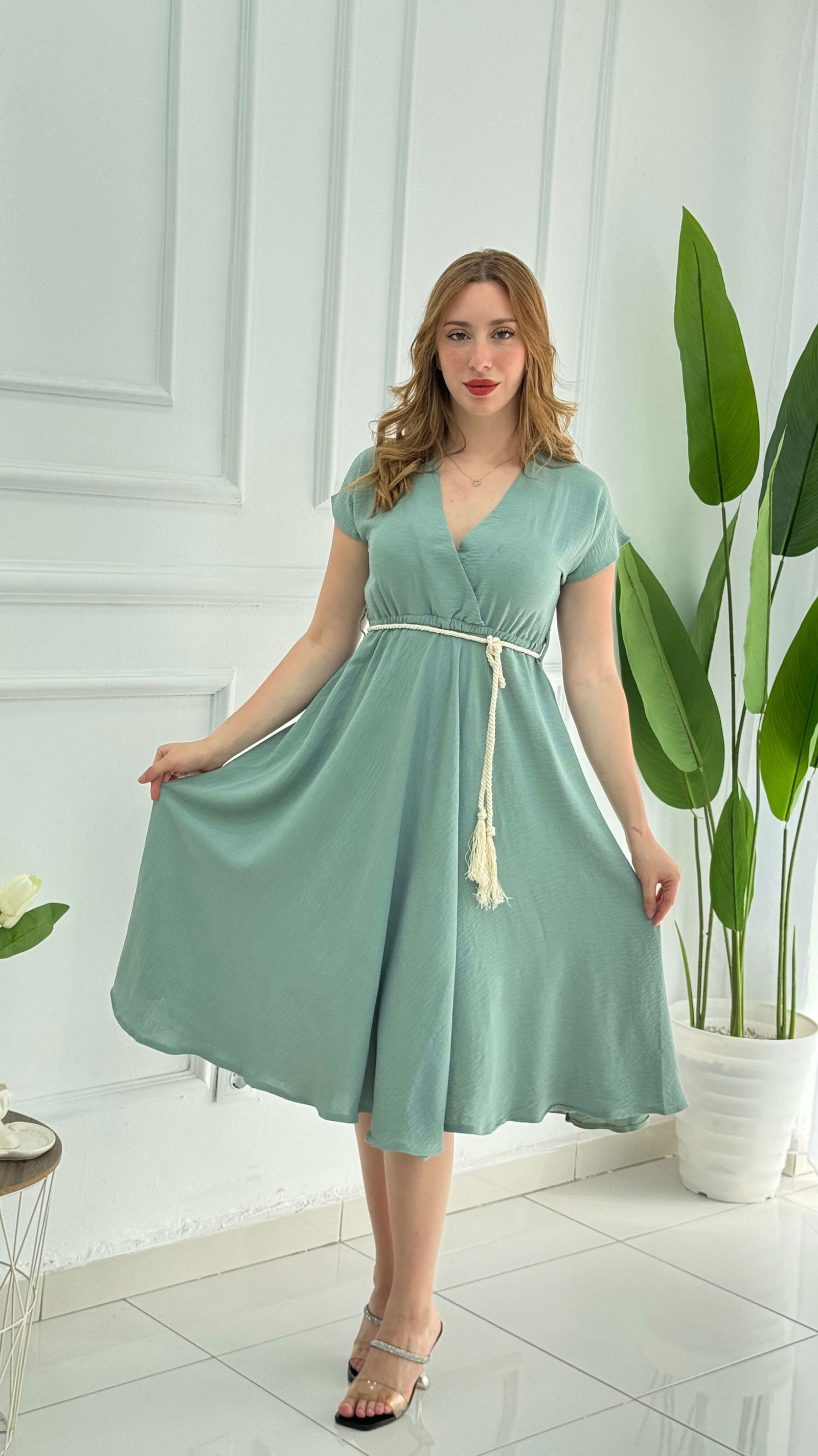 Robe cache-cœur mi-longue en tissu froissé - صورة 3