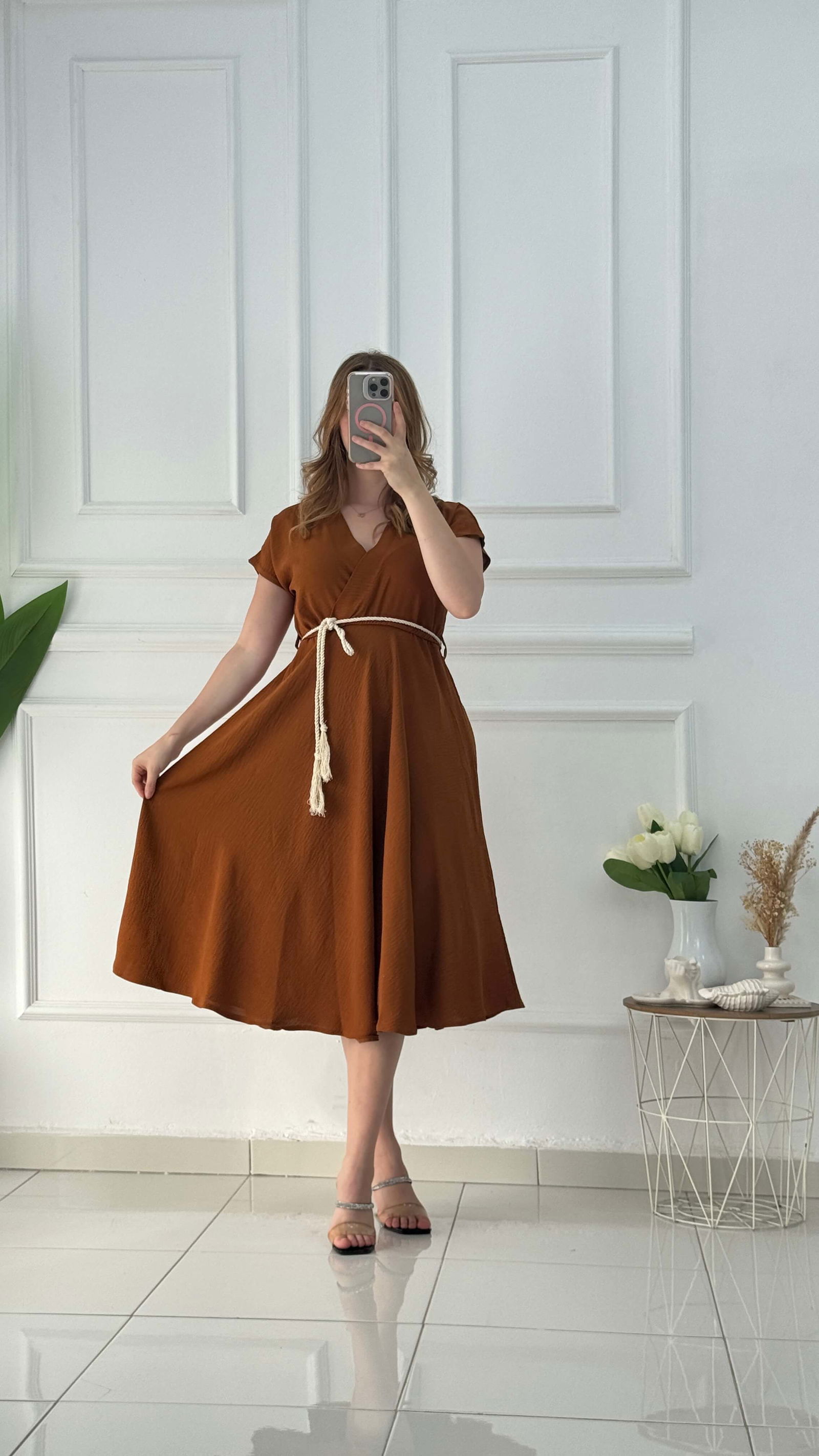 Robe cache-cœur mi-longue en tissu froissé - صورة 2