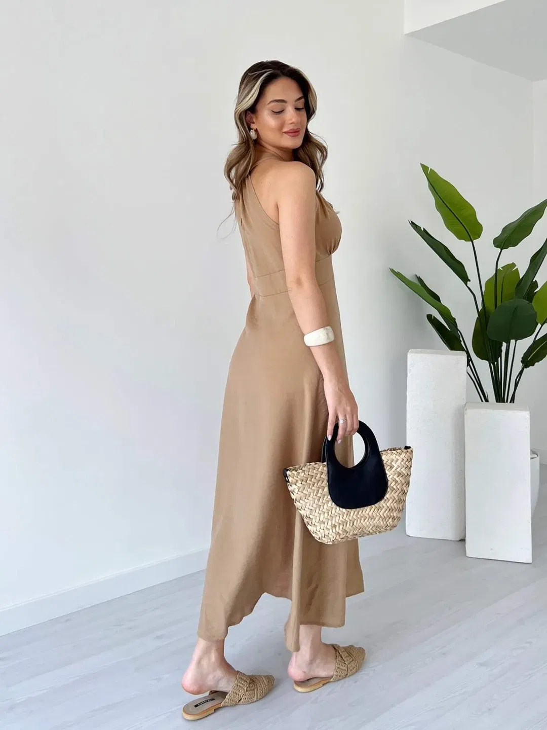 Robe mi-longue fendue à col licou - صورة 11 thumbnail